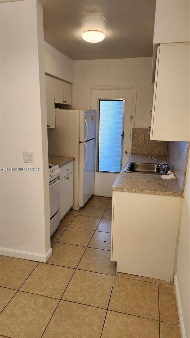 Building Photo - 236 Madeira Ave