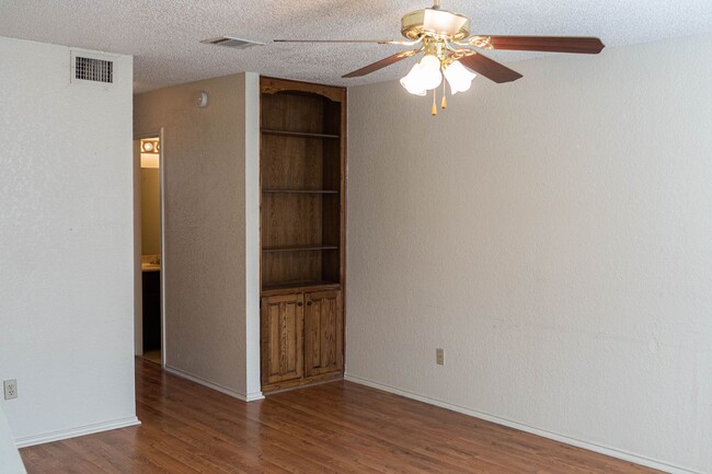 Building Photo - Cobblestone Condo!
