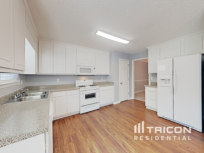 Building Photo - 5876 Colonnade Dr