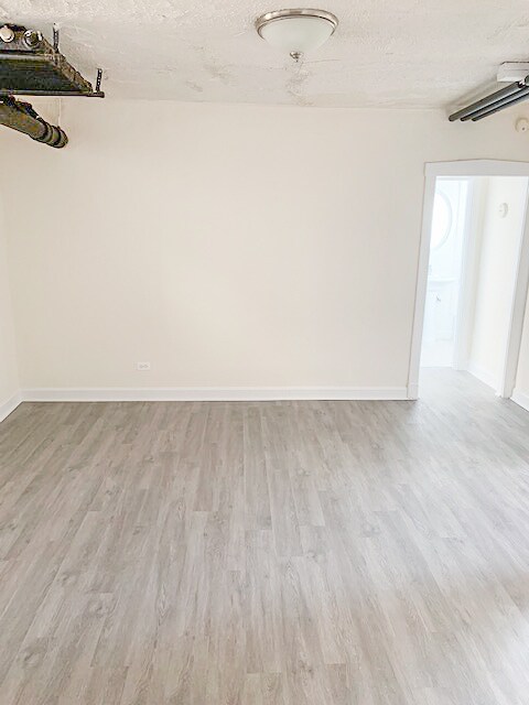 Foto del edificio - 2856 W Eastwood Ave