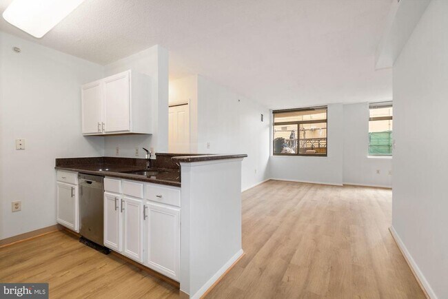 Foto del edificio - 7111 Woodmont Ave