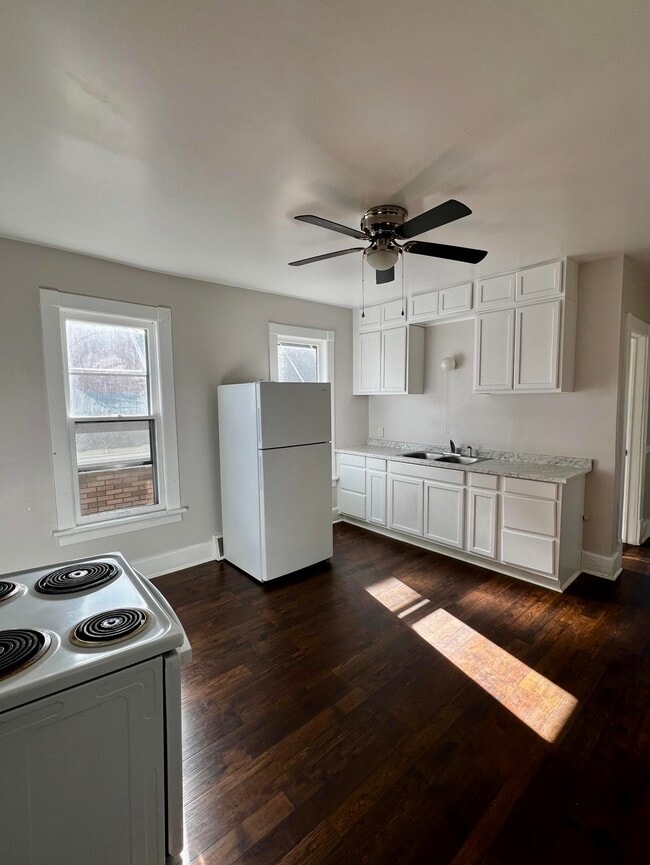 Eat-in Kitchen - 2108 W Vilter Ln
