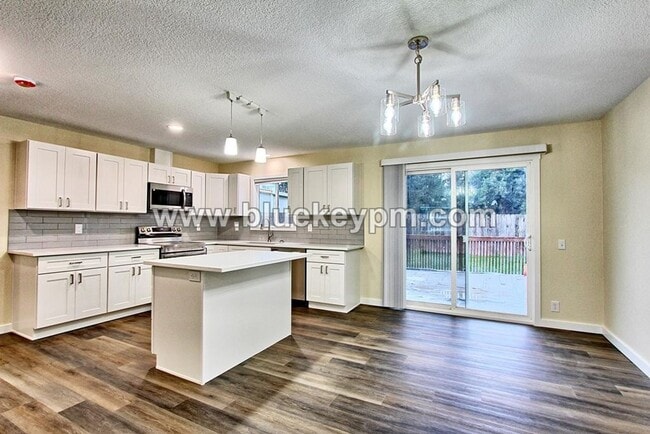 Building Photo - 5 Bed, 3 Bath Home in Orchards with Primary Bedroom on Main