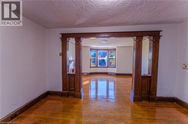 Photo du bâtiment - 1369 Main St E