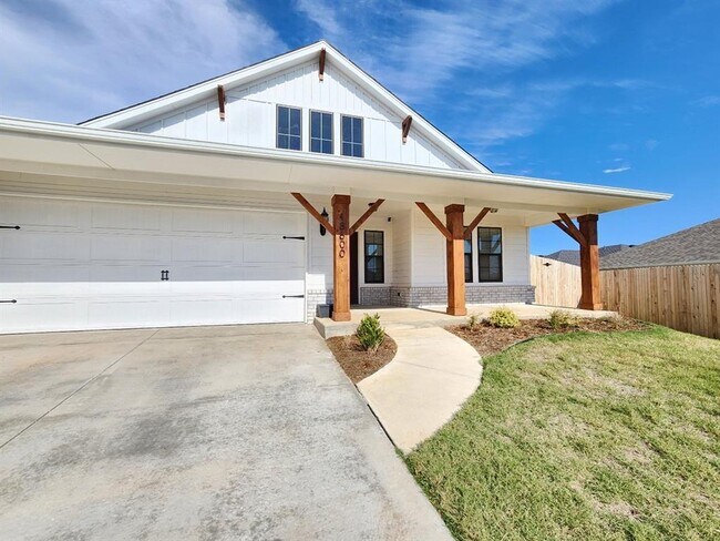 Building Photo - 18600 Luna Dr