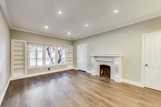 Foto del edificio - RARE STAND ALONE 2 BD BUNGALOW WITH IN UNI...