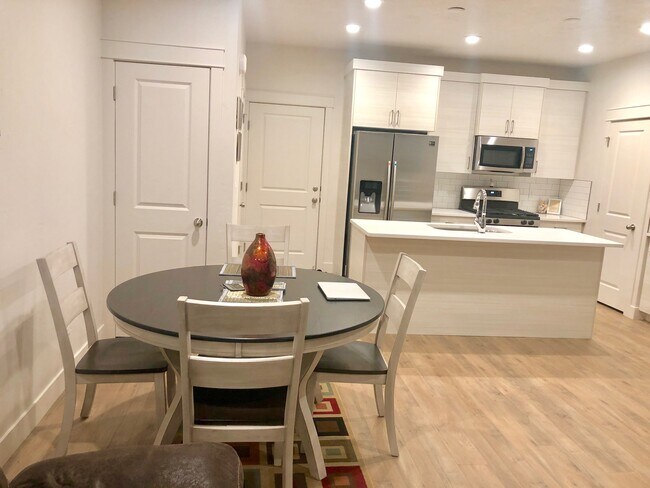 Foto del edificio - 245 E Brigham Ln