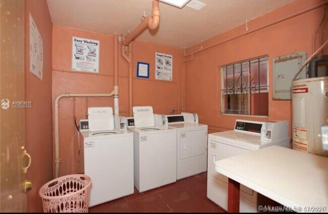 Foto del edificio - 305 W 68th St
