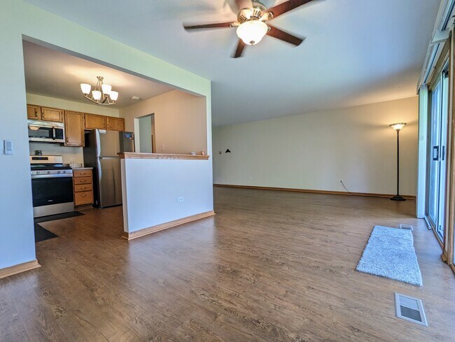 Foto del edificio - 66 Beechmont Ct