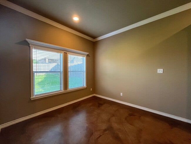 Building Photo - 3000 Silver Saddle Dr