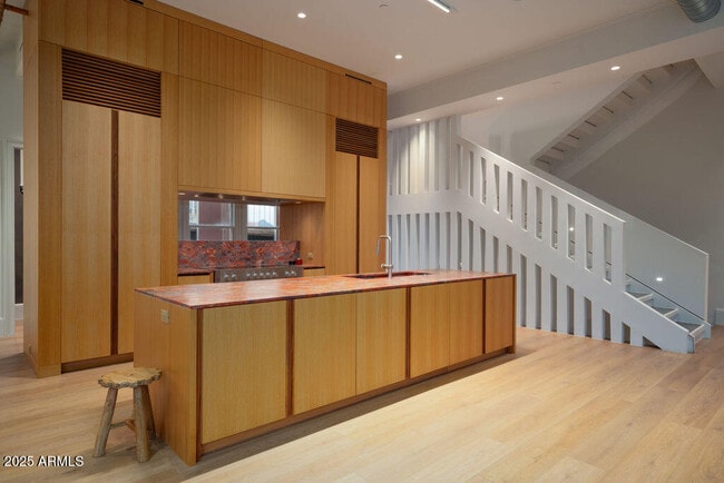 Foto del edificio - 50 W Palm Ln