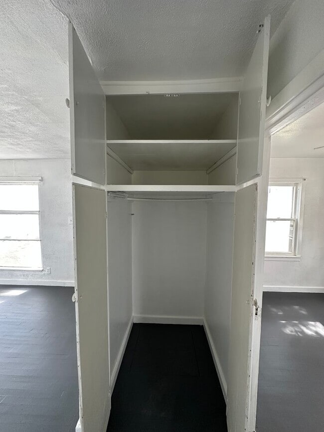 Building Photo - Spacious 2 bed with 2 car garage