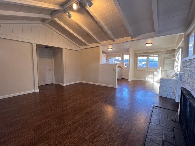 Building Photo - 401 Casanova