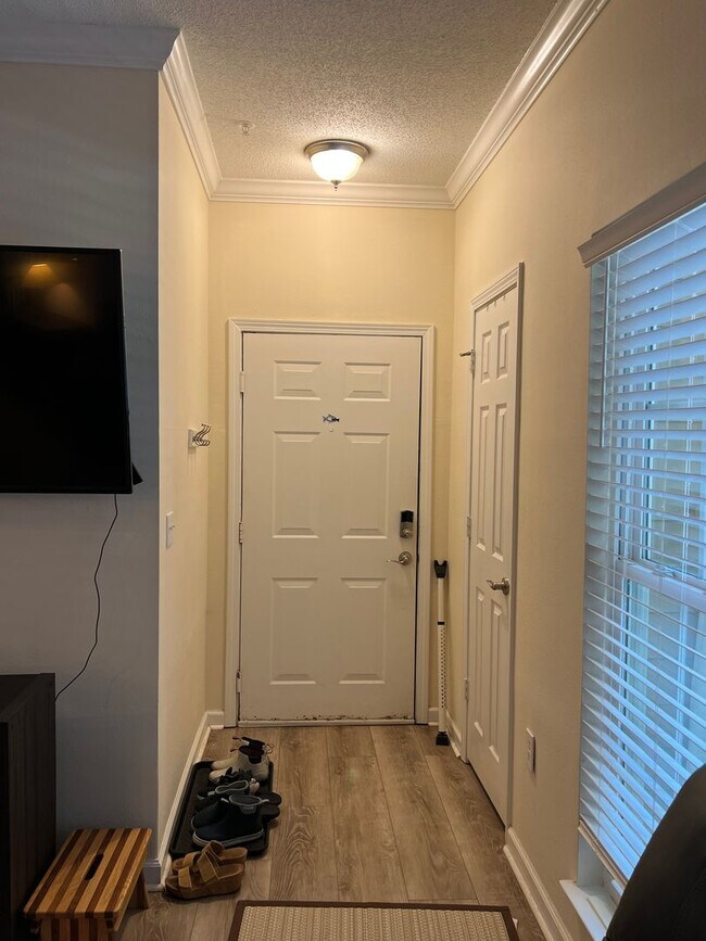 Foto del edificio - Unfurnished First Floor Condo w/ Garage!