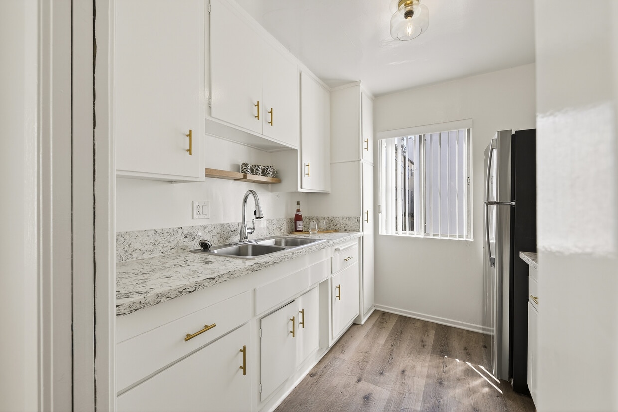 Gran espacio de almacenamiento en esta cocina. - Monroe Manor