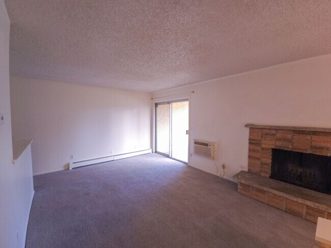 Foto del edificio - 2-Story Condo with Private Balcony Overloo...