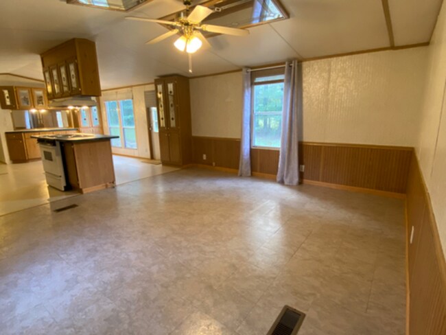 Building Photo - 319 Connie Walters Rd