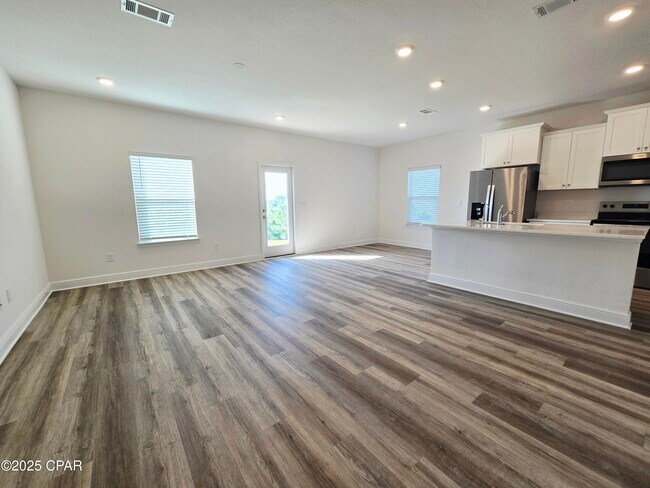 Foto del edificio - 321 Salt Crk Ln