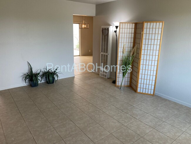 Building Photo - 4Bd, 2Ba  Pueblo Style Home in NE Heights