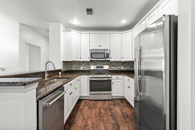 Foto del edificio - 7400 River Rd