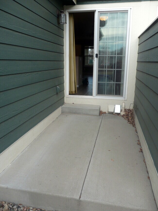 Building Photo - 833 Apex Dr