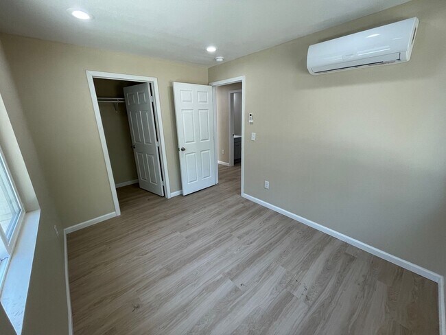 Foto del edificio - 6135 Rhonda Rd