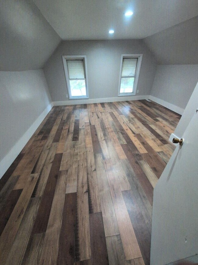 Foto del edificio - 4245 E 71st St