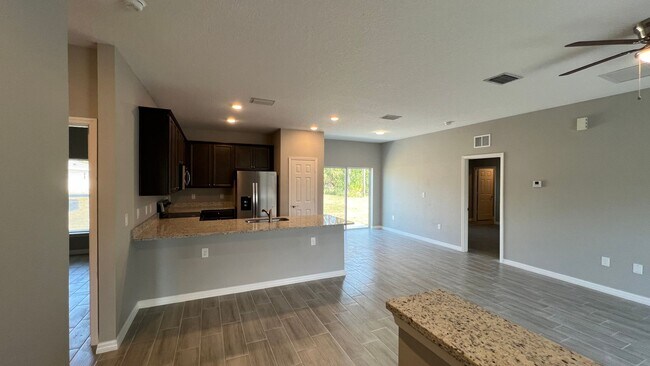 Foto del edificio - Beautiful, 3 Bedroom, 2 Bathroom Home in P...