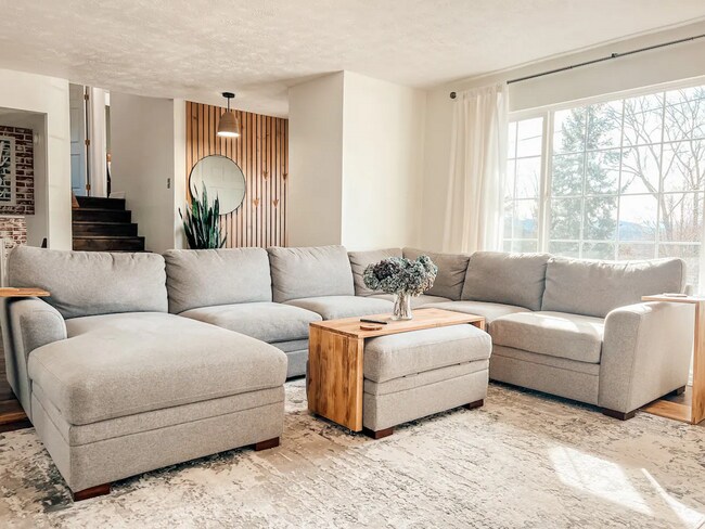Foto del edificio - Split Level Roseburg 3 bedroom home with b...