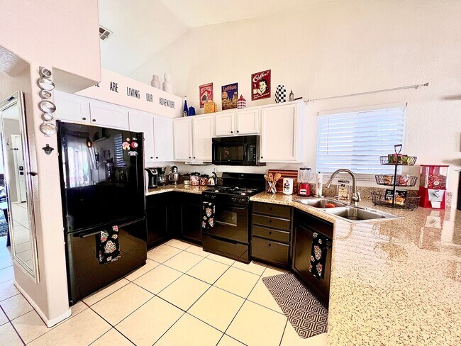 Foto del edificio - STYLISH SERENITY - 3 bed/2 bath Furnished Home with RV/Boat Parking