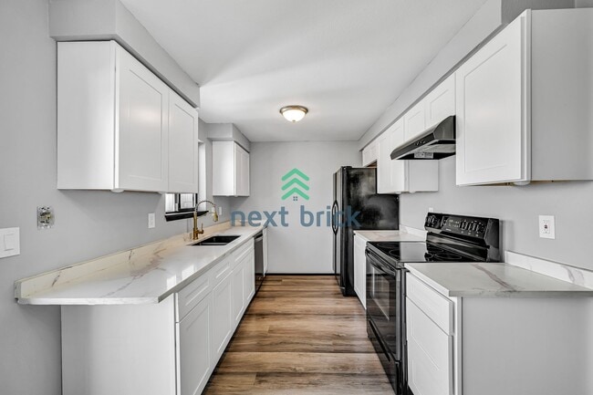 Building Photo - 2 BED & 1.5 BATH DUPLEX FOR RENT