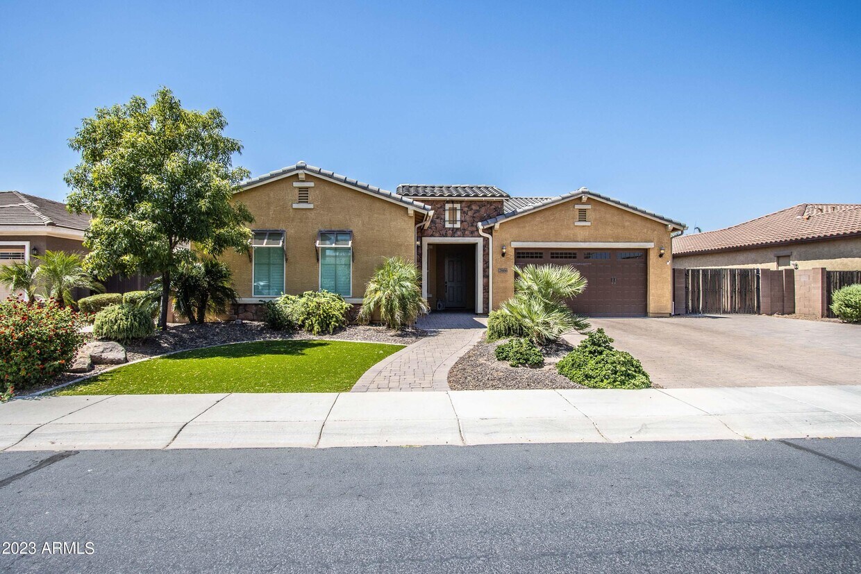 Foto principal - 2866 E Odessa St