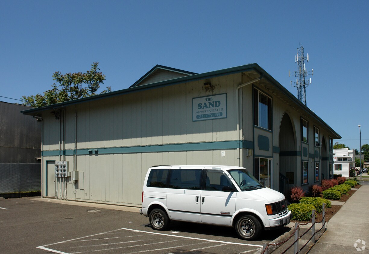 Building Photo - 710 Tyler St