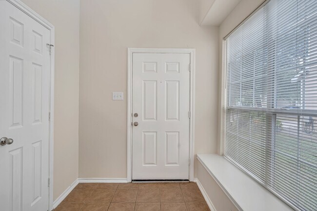 Foto del edificio - 6213 Stoney Creek Dr