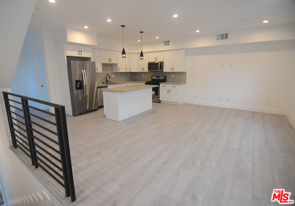 Foto principal - 13822 Oxnard St
