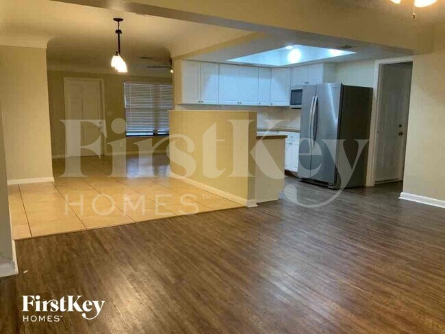 Building Photo - 1302 Crest Dr