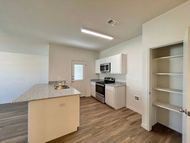 Building Photo - 1712 Castroville Trl