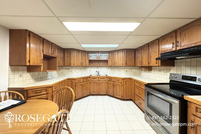 Photo du bâtiment - Renovated 2-Bedroom Lower Unit | 900 Sq Ft...