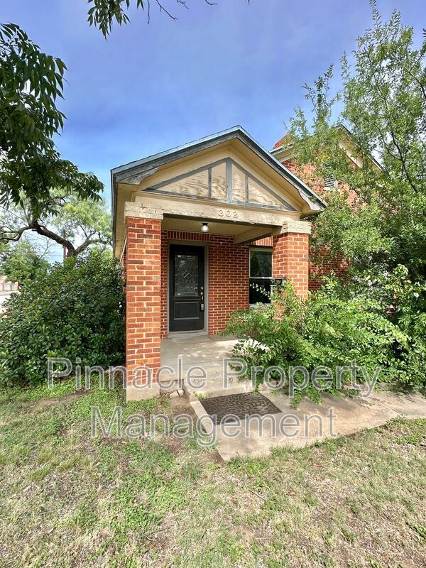 Building Photo - 302 S Van Buren St