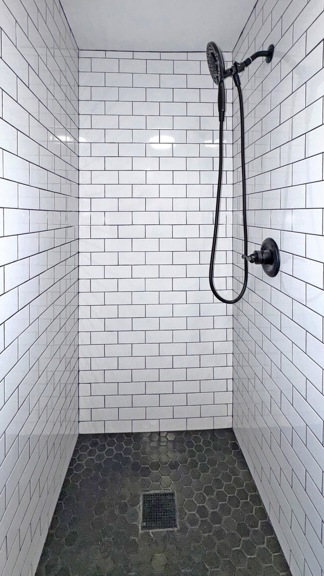 Building Photo - 18 Riverside Ave