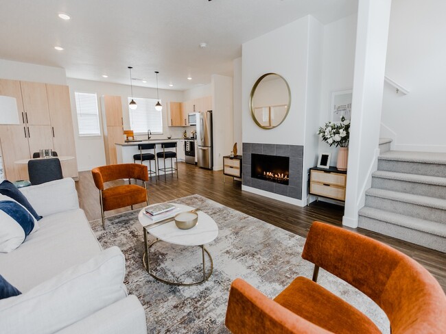 Sala de estar con chimenea - The Hudson Townhomes