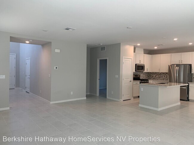 Building Photo - 4 br, 3 bath House - 221 E. Neal Ave