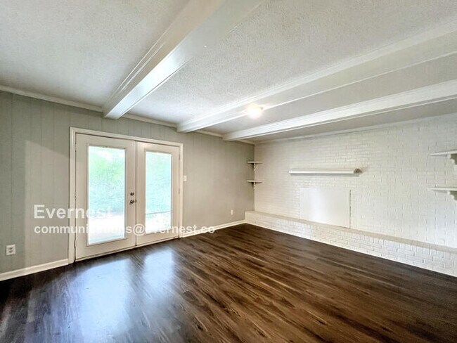 Foto del edificio - Beautiful 4-Bedroom Home with Spacious Liv...