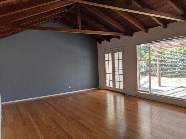 Building Photo - 910 Parma Way