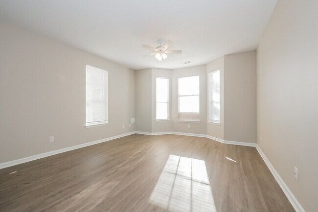 Foto del edificio - 7600 Creekside Ln