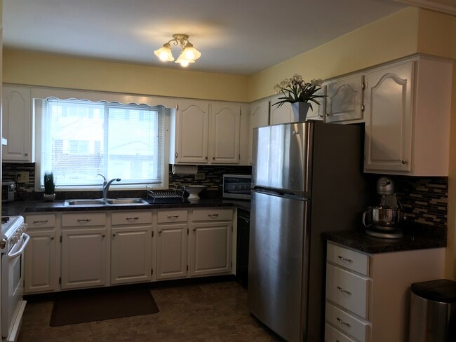 Kitchen with stainless steel refridgerator, washer, gas stove - 553 W Park Ave