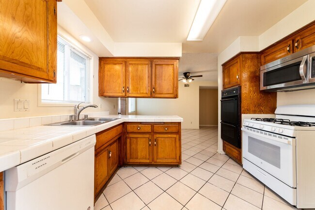 Foto del edificio - Single-Story 3 Bedroom Home with Pool in Camarillo