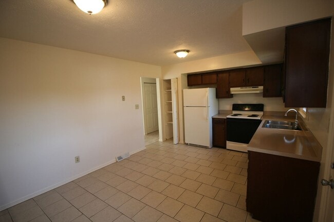 Building Photo - Welcome to East Hills      260218