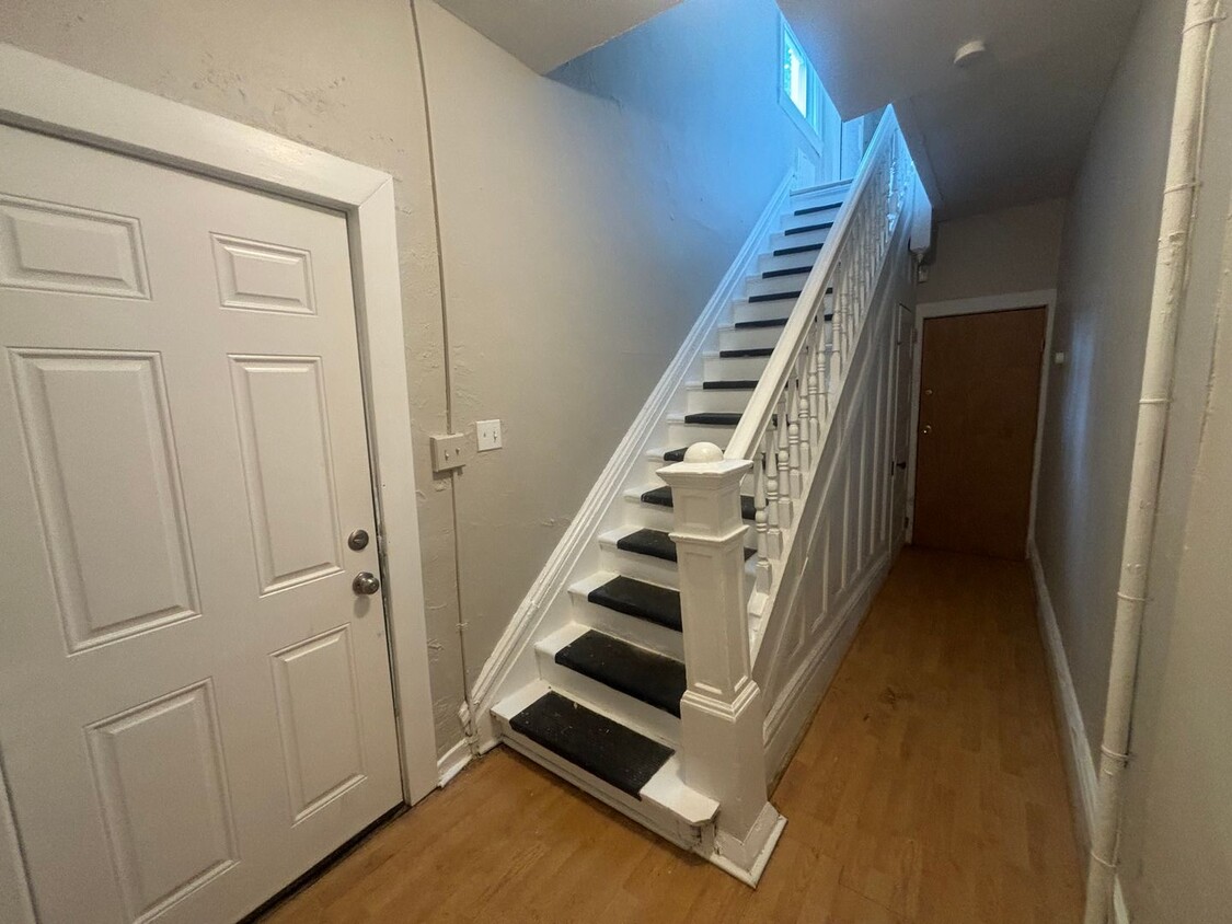 Primary Photo - Spacious 5 bedroom House for rent in Beech...