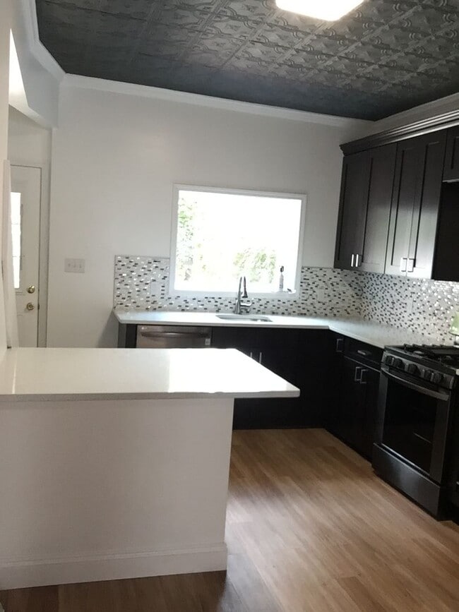 Foto del edificio - Gorgeous 3 Bedroom Reno in South Side. Ope...